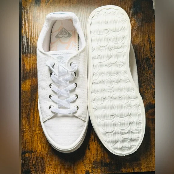 Women’s Roxy size 9 slip ons NWOT - Picture 1 of 3